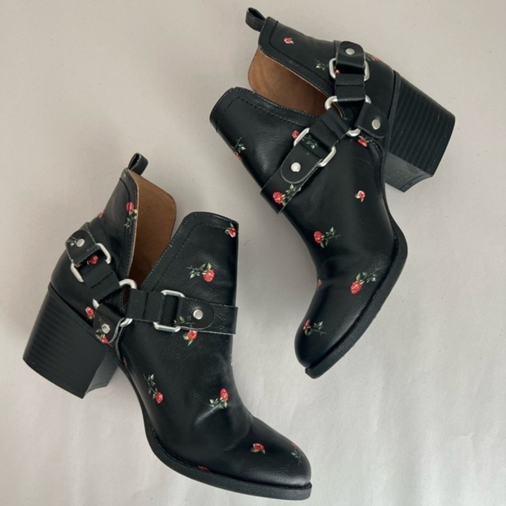 Madden Girl Finnian - Black Boot/Roses Size 7